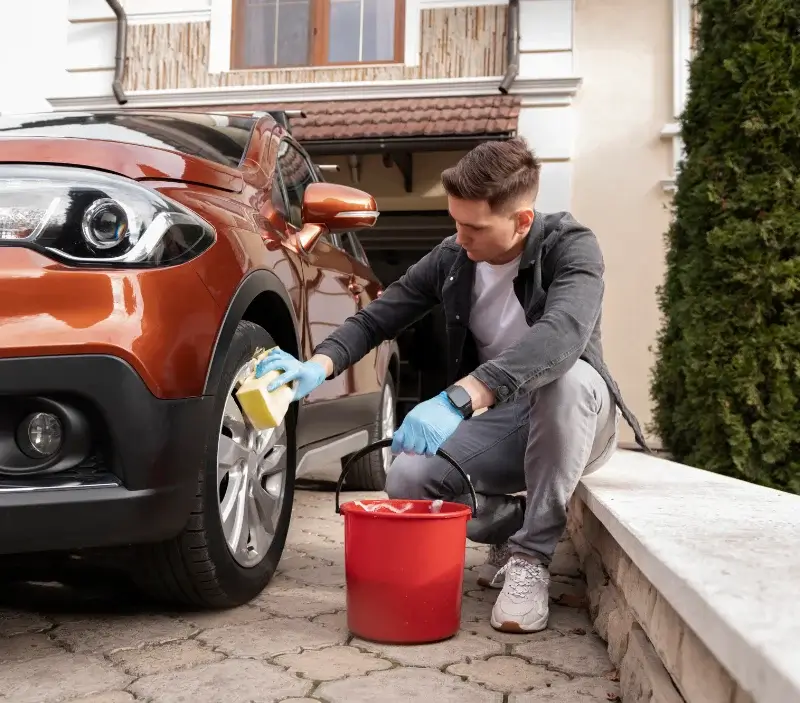 Lavage auto à domicile La Rouvière : professionnel intervenant sur un véhicule